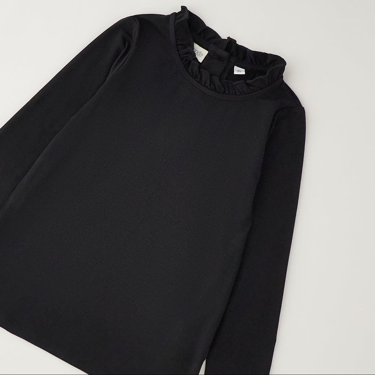 Lupetto bimba nero con collo arricciato e maniche lunghe. Elegante sotto vestiti, salopette e abitini natalizi. Scoprilo su Belli e Monelli.