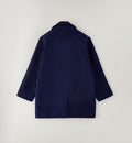 Composizione: 95% poliestere, 3% viscosa, 2% elastan

Un cappotto bambino blu facile da coordinare con pantaloni, maglioncini e look più eleganti. Una proposta per chi cerca un cappotto invernale bimbo dall'aspetto raffinato senza rinunciare alla praticità.

Prima foto creata con AI