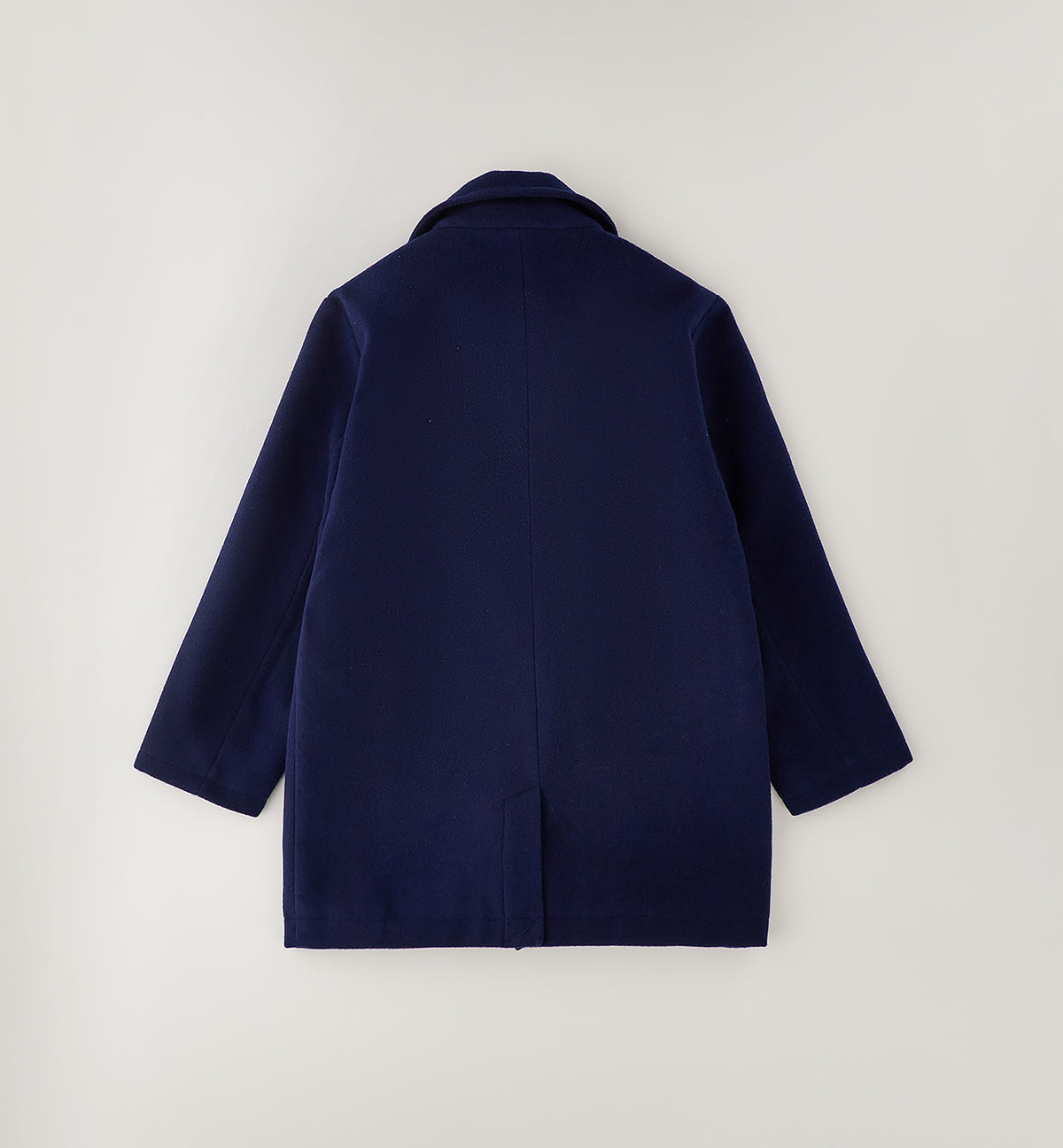 Composizione: 95% poliestere, 3% viscosa, 2% elastan

Un cappotto bambino blu facile da coordinare con pantaloni, maglioncini e look più eleganti. Una proposta per chi cerca un cappotto invernale bimbo dall'aspetto raffinato senza rinunciare alla praticità.

Prima foto creata con AI
