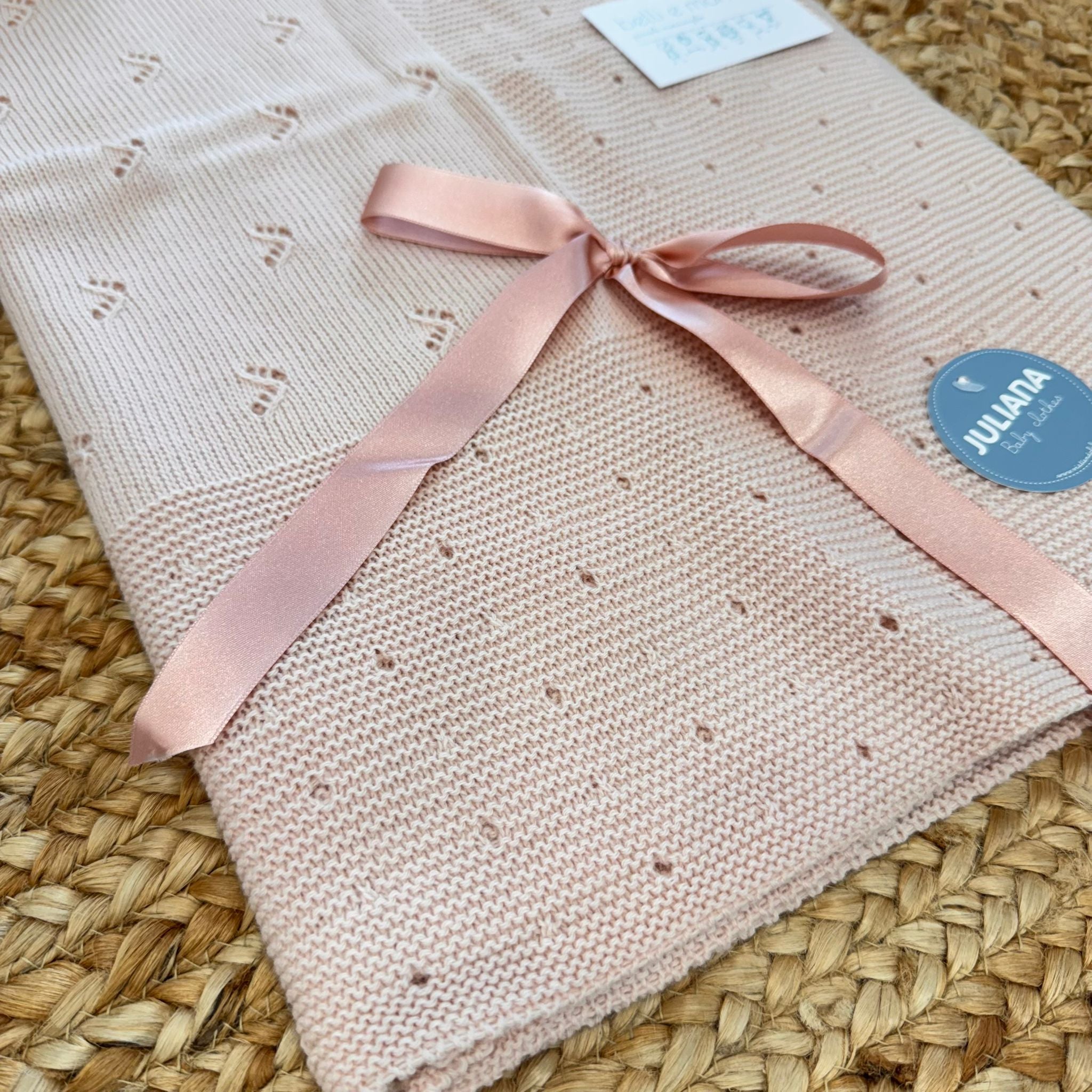Copertina rosa neonata in maglia con fiocco