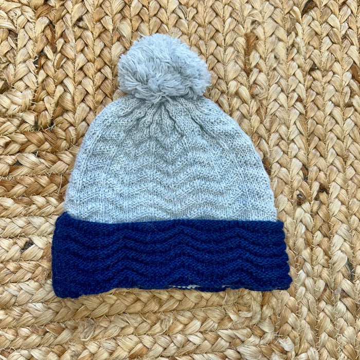 Cappellino grigio e blu bimbo con pon pon