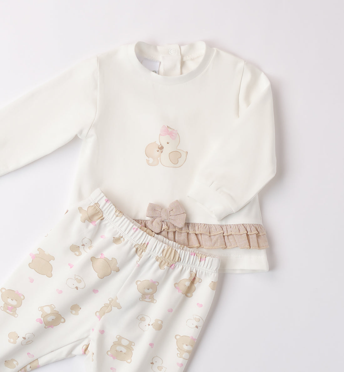 Coprifasce neonata bianco latte con orsetti e cuoricini beige e rosa
Dettaglio balza in lino beige con fiocco sul coprifasce