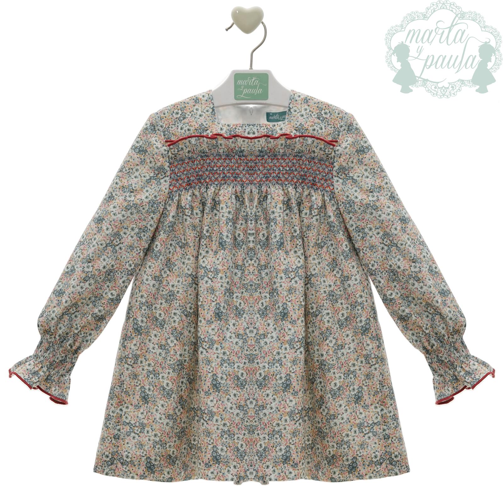 Abitino autunnale floreale con punto smock e dettagli raffinati
