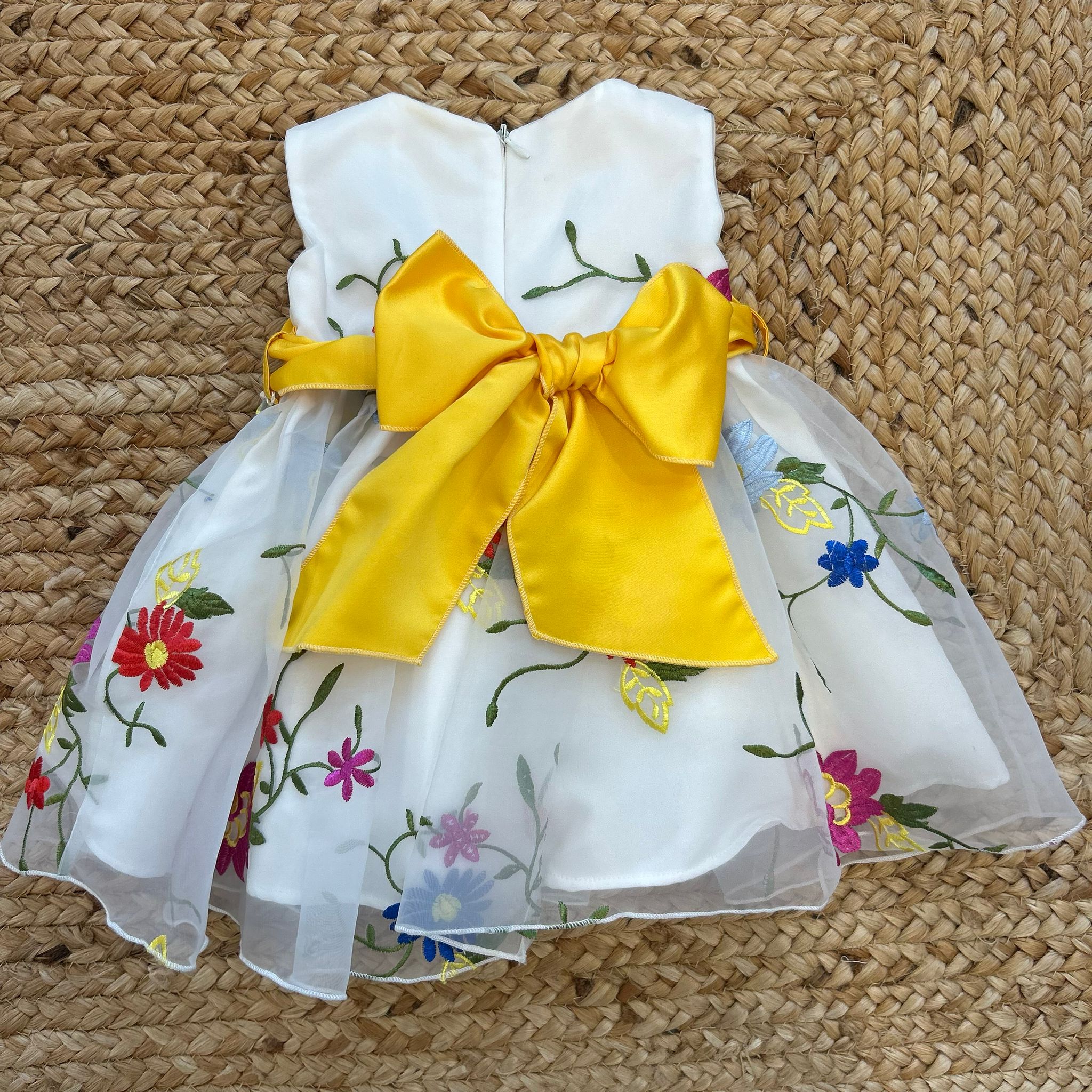 ABITO FIORI RICAMATI CON FIOCCO GIALLO