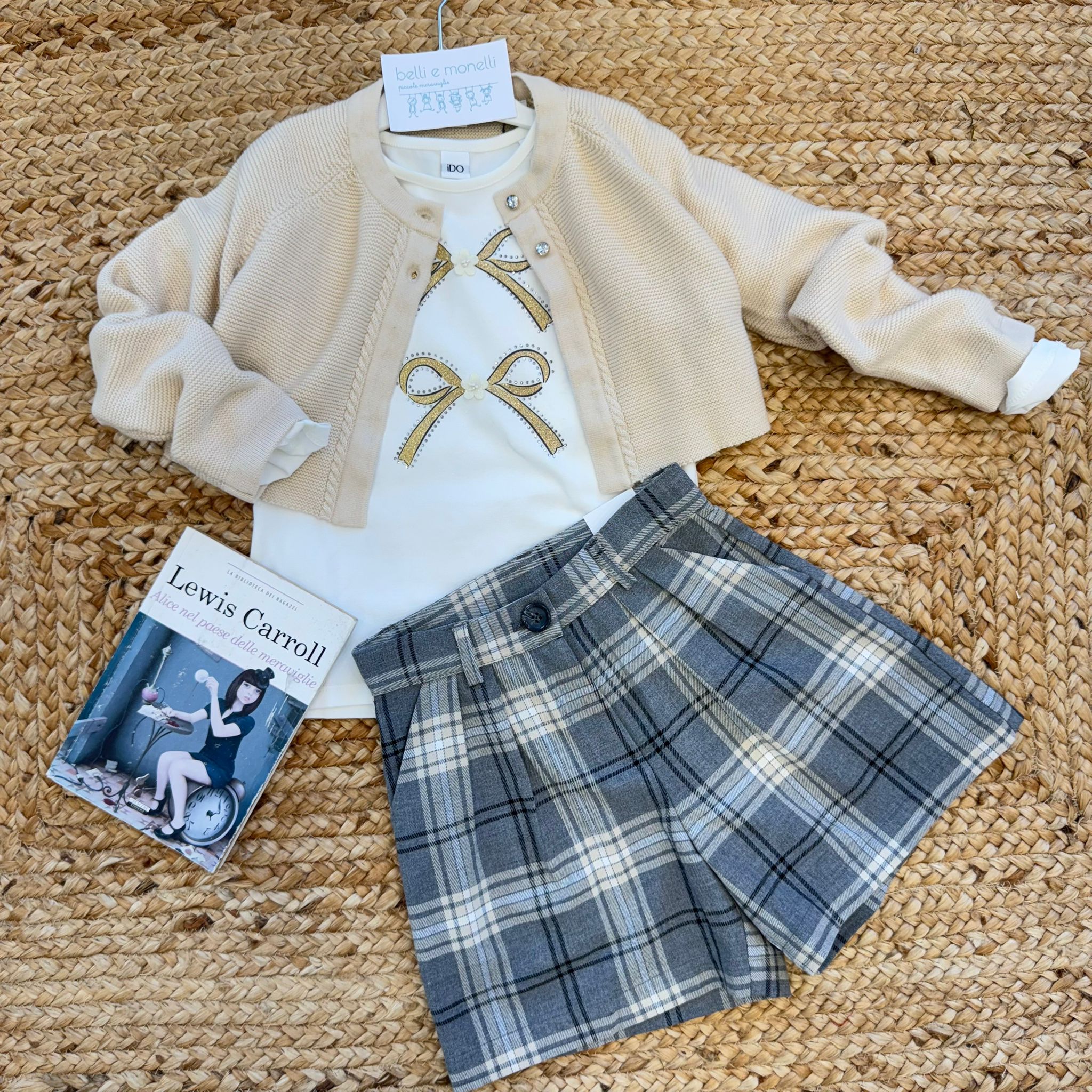 Completo bimba con shorts scozzesi e cardigan