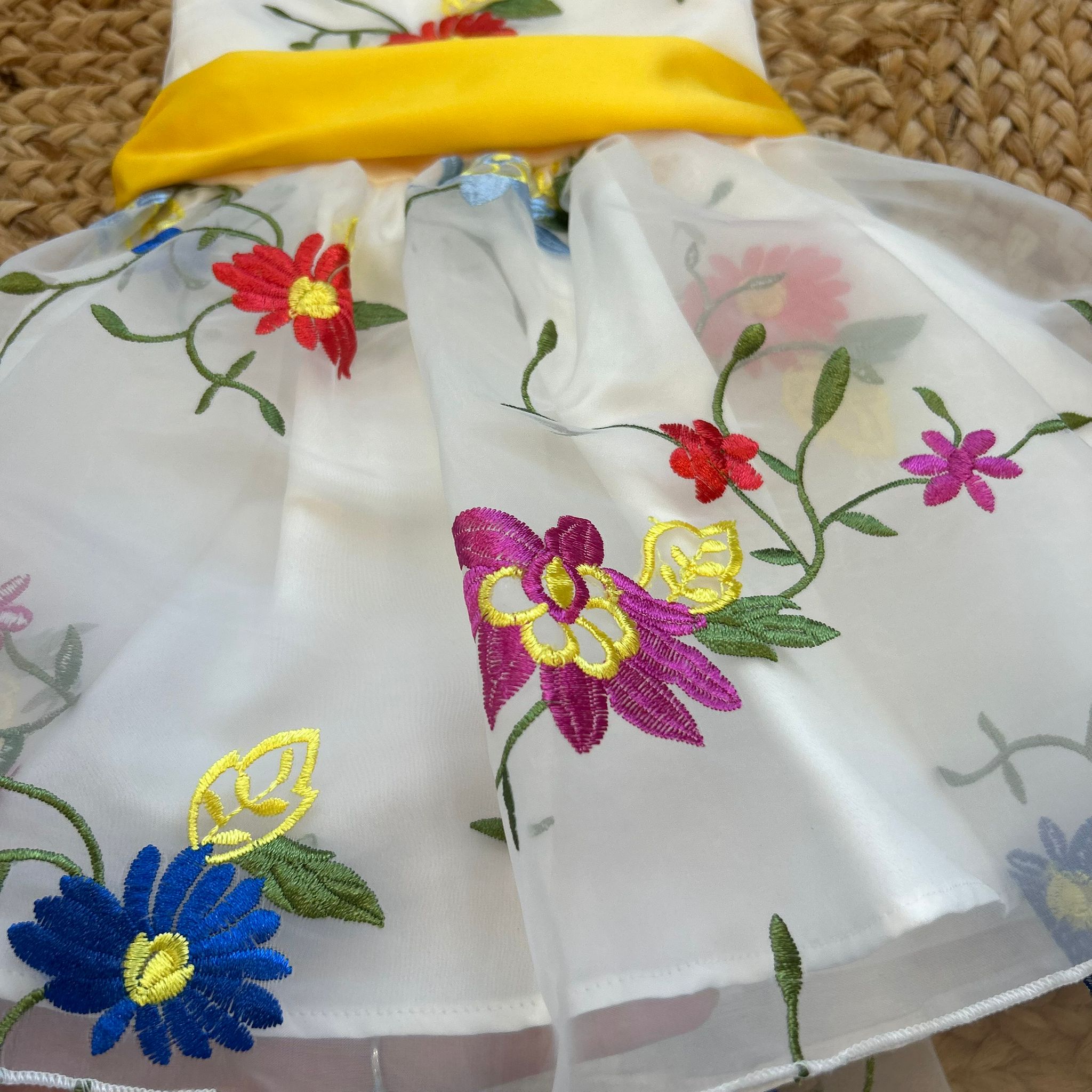 ABITO FIORI RICAMATI CON FIOCCO GIALLO