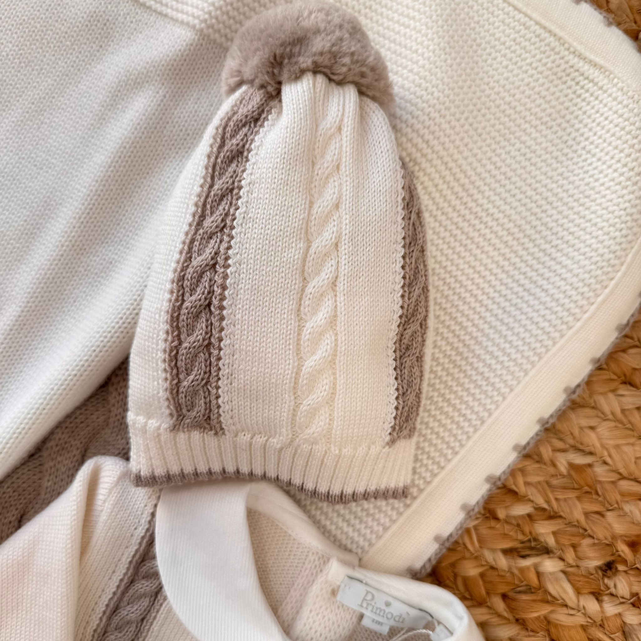 USCITA CLINICA LATTE E TORTORA IN LANA MERINO CON LAVORAZIONE TRECCE