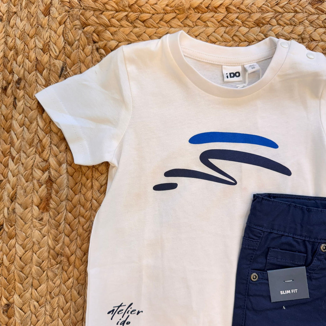 Completo bambino con t-shirt bianca grafica e pantalone slim blu