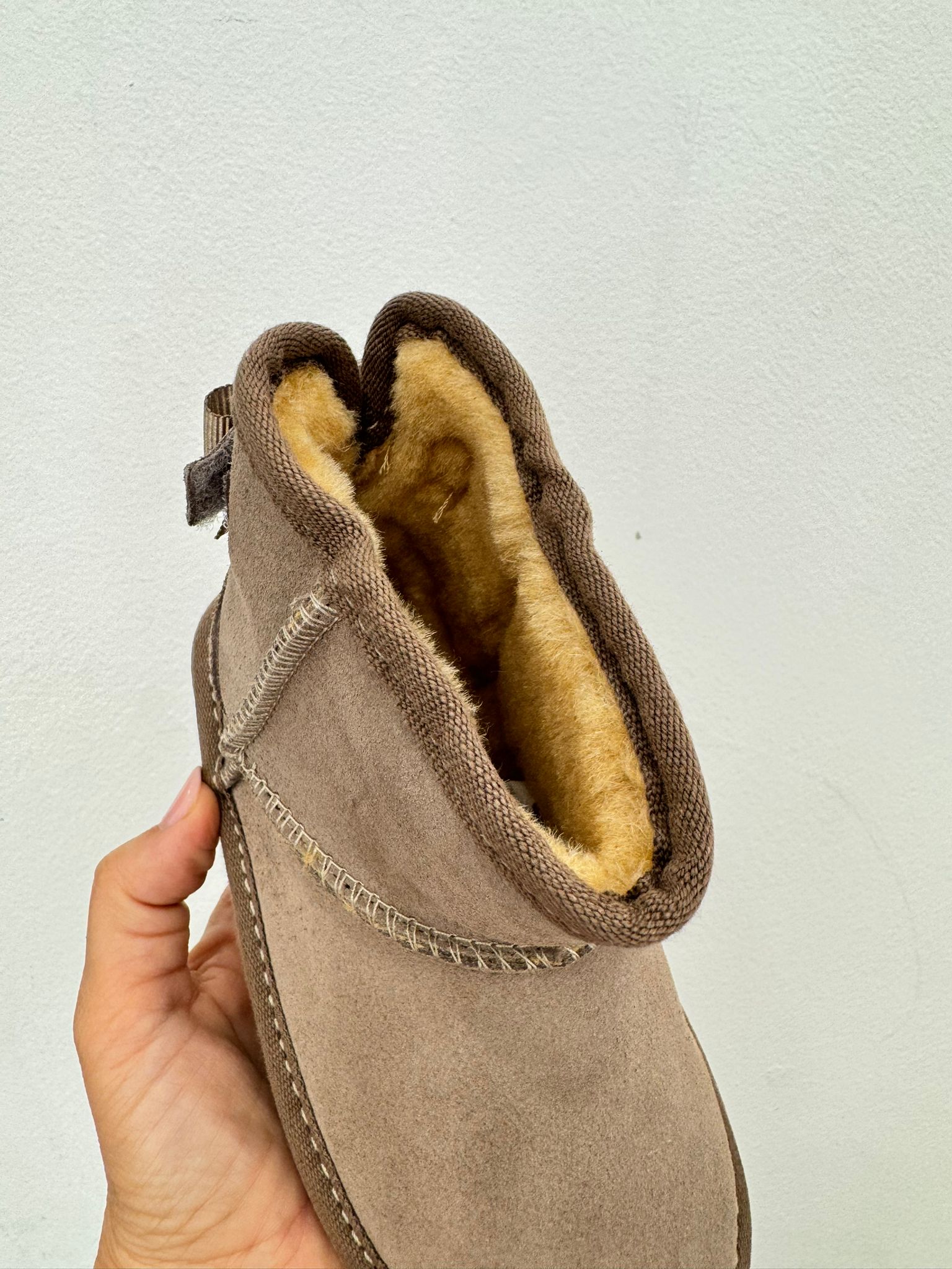Stivaletti in camoscio beige con interno caldo