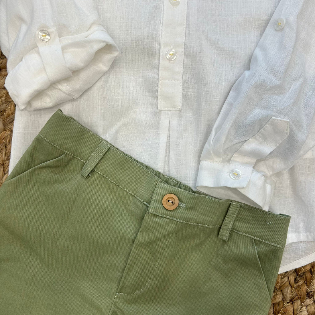 Completo cerimonia bambino con camicia bianca e pantaloni verde salvia