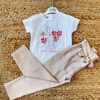 COMPLETO BAMBINA CON T-SHIRT FIORI E PANTALONI BEIGE CON FIOCCO