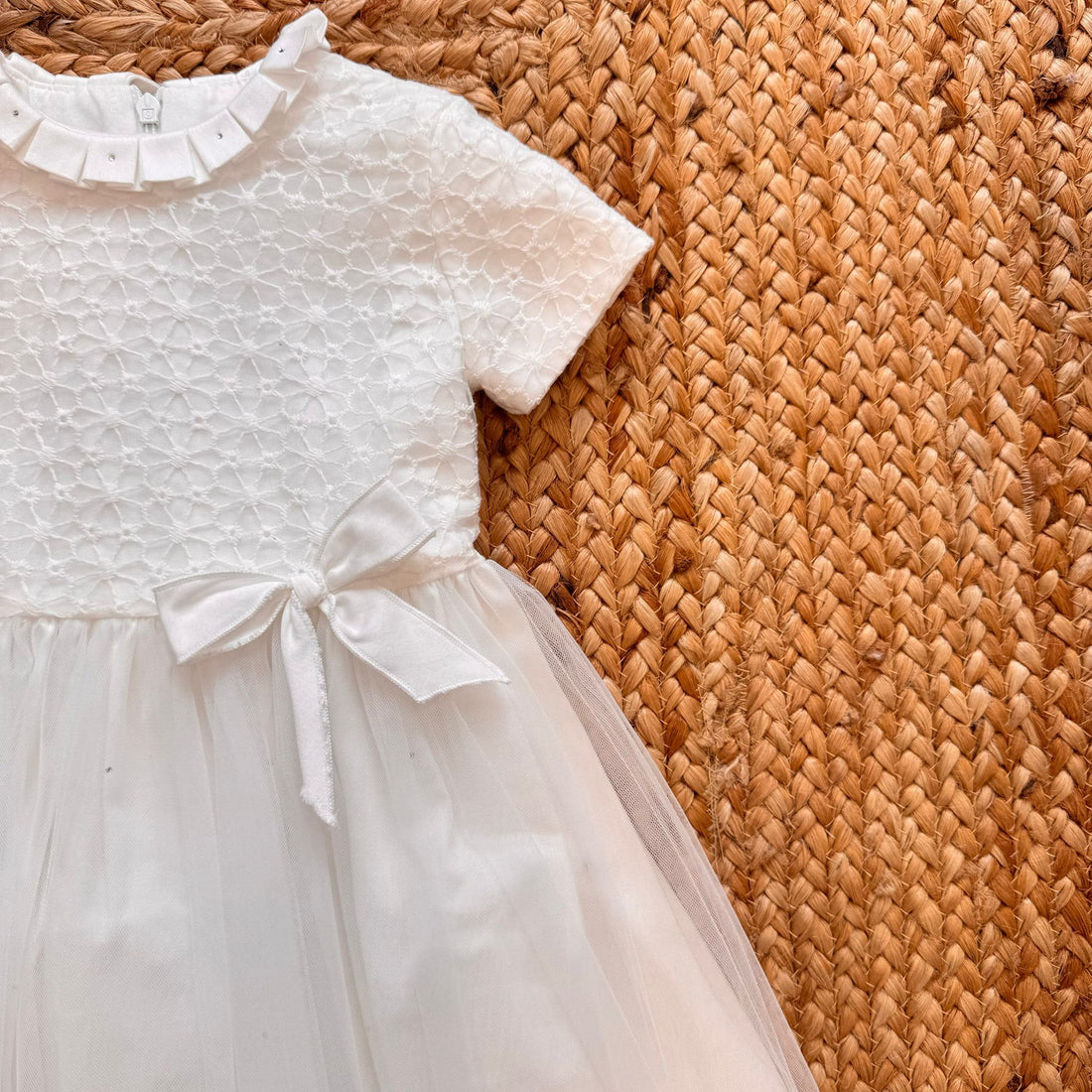 Vestito battesimo bimba in tulle con ricamo e fiocco