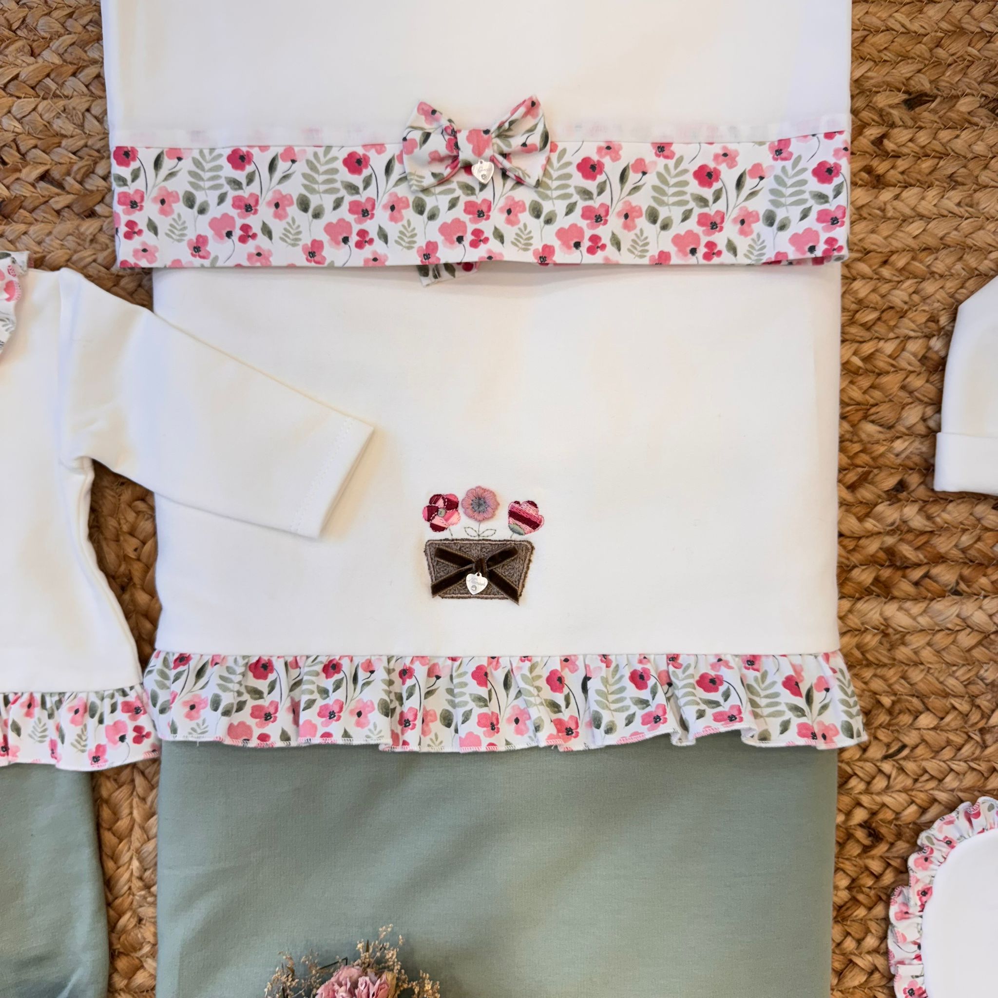 Uscita clinica neonata in caldo cotone con coperta sacco e fiori rosa