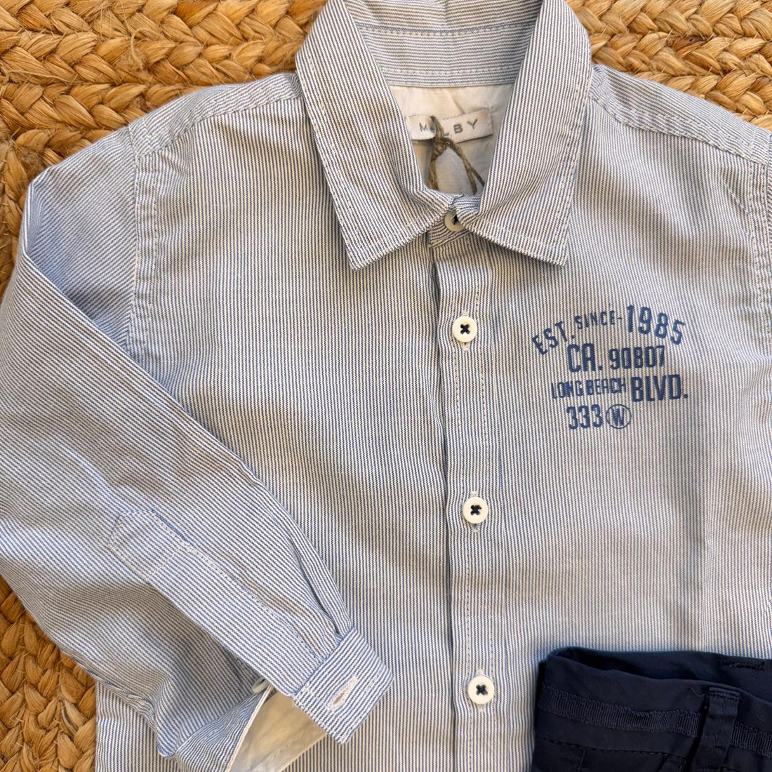 Completo bambino elegante con camicia azzurra e pantaloni blu in cotone.