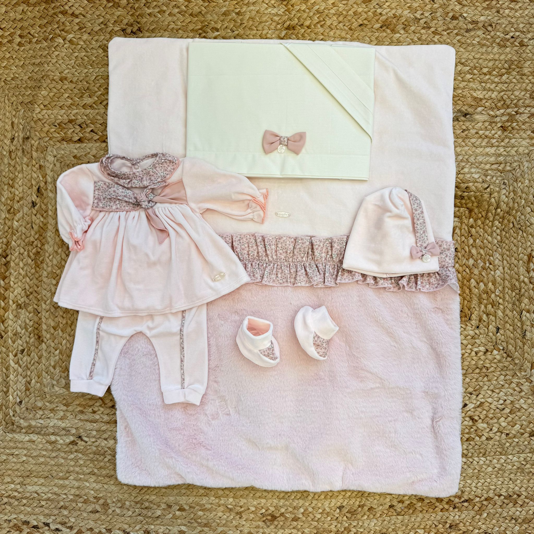 Uscita clinica neonata rosa in ciniglia e pelliccia con dettagli floreali/NUOVA COLLEZIONE