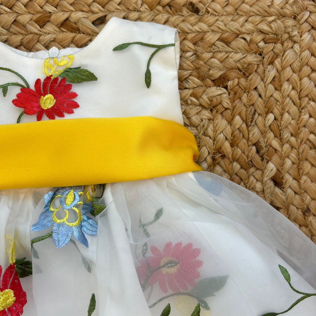 Abito elegante bambina bianco con fiori ricamati e cintura gialla con fiocco