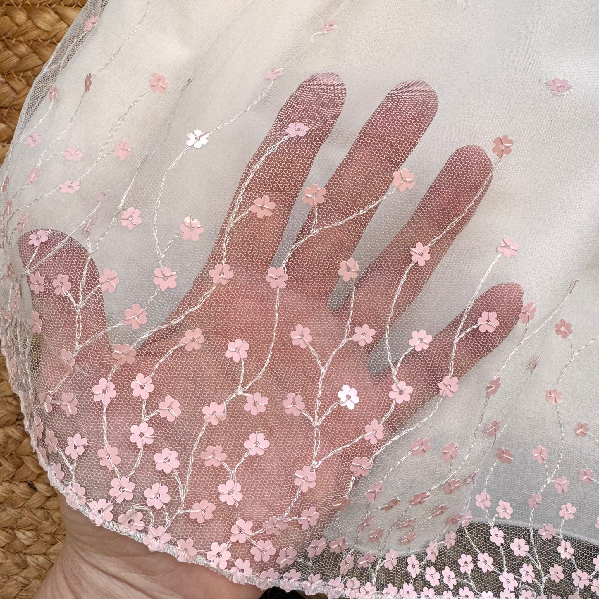 ABITO BATTESIMO BIMBA RICAMO ROSA E FIOCCO ORGANZA