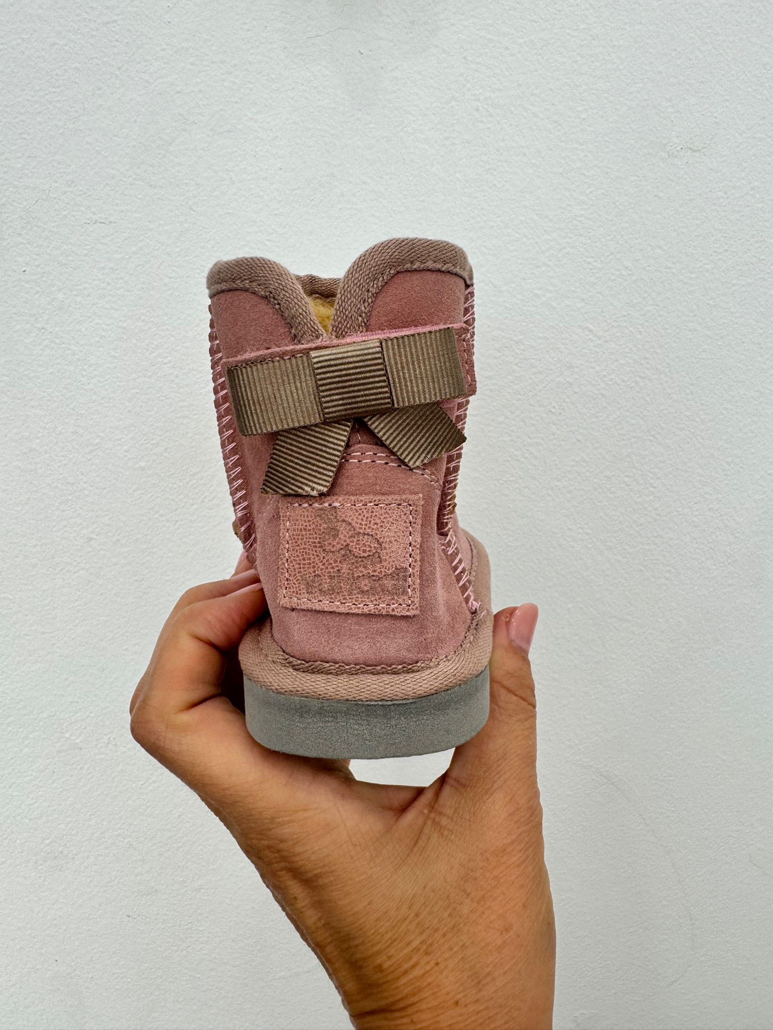 Stivaletti in camoscio rosa cipria con interno caldo