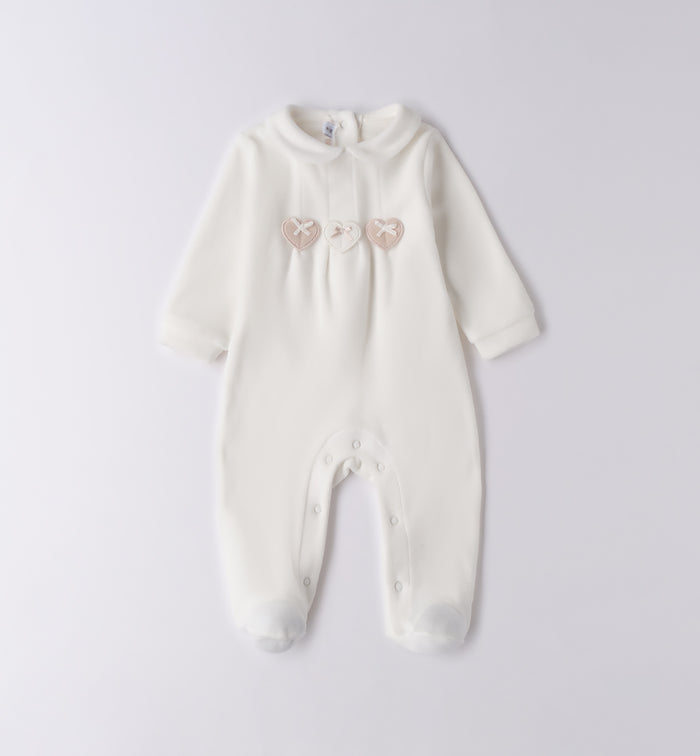 Tutina neonata ciniglia bianco latte con cuori tortora