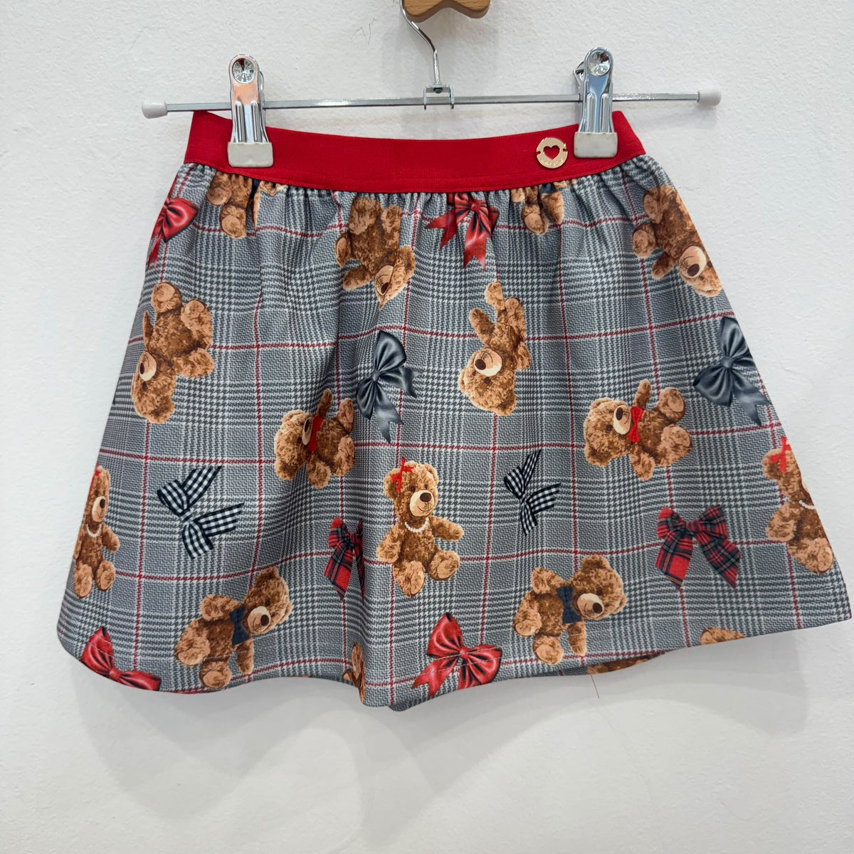 Completo bimba con cardigan rosso in misto lana, fiocchi blu e gonna tartan grigia con orsetti.