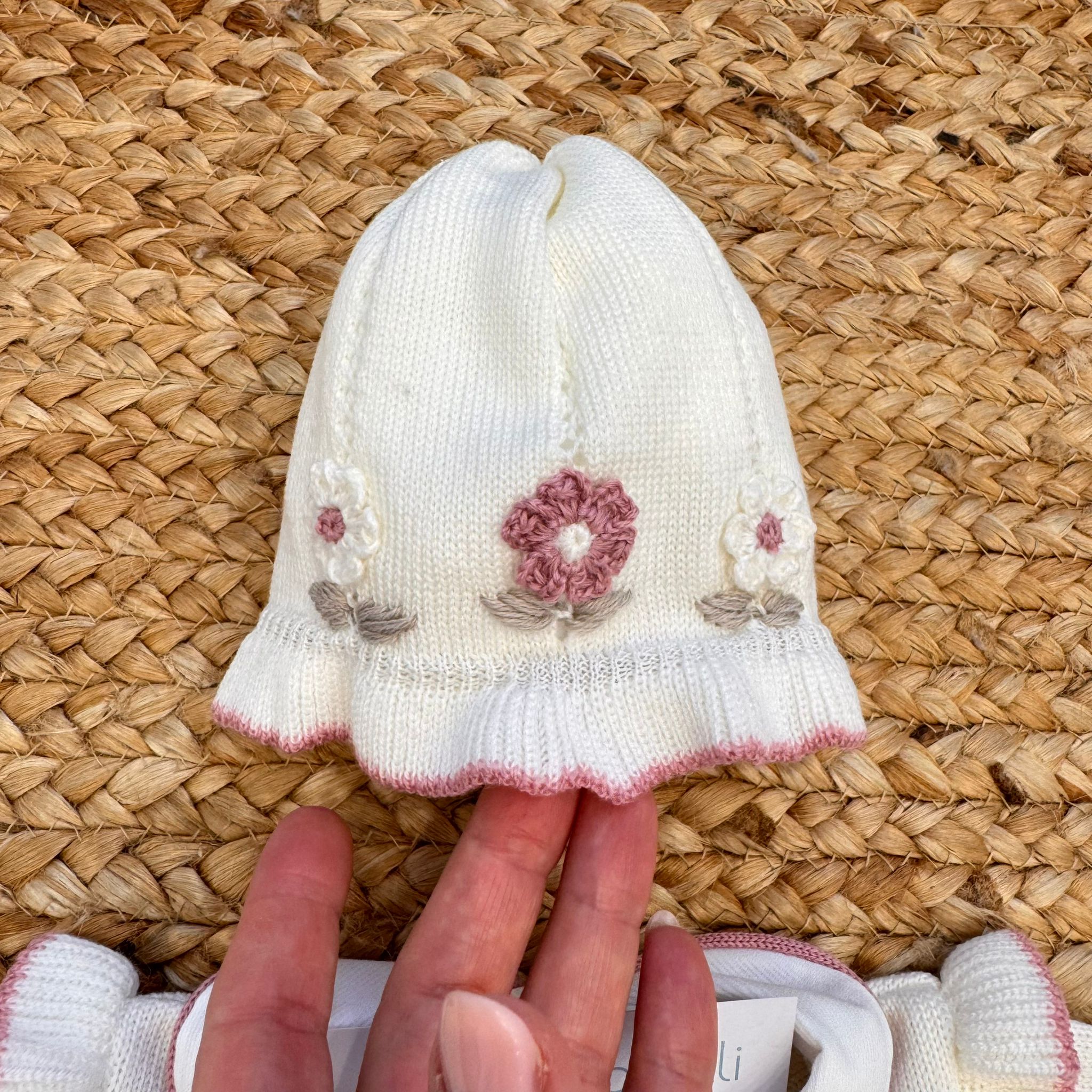 Uscita clinica neonata in pura lana con ricami floreali a rilievo