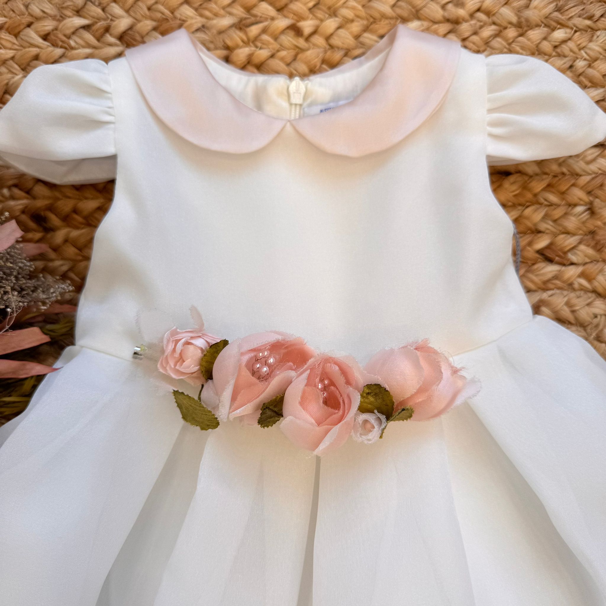 ABITO ROSA ANTICO E PETALI