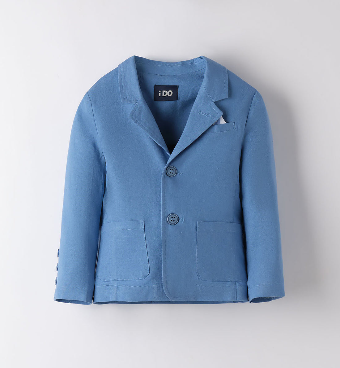 Completo bambino bluette con giacca elegante e pantalone con coulisse, su sfondo in juta.