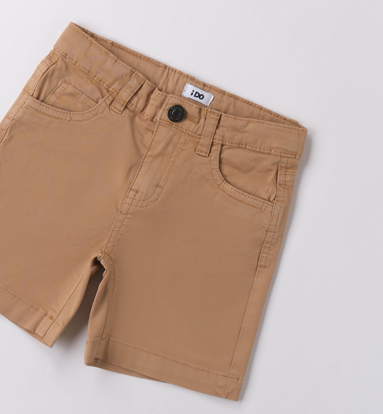 Camicia in lino blu e pantaloncini in cotone beige per bambino, abbigliamento estivo casual.