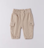 Completo bimba rosa con cardigan e pantaloni beige