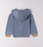 Completo casual chic bimbo con felpa azzurra e pantaloni beige