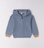 Completo casual chic bimbo con felpa azzurra e pantaloni beige