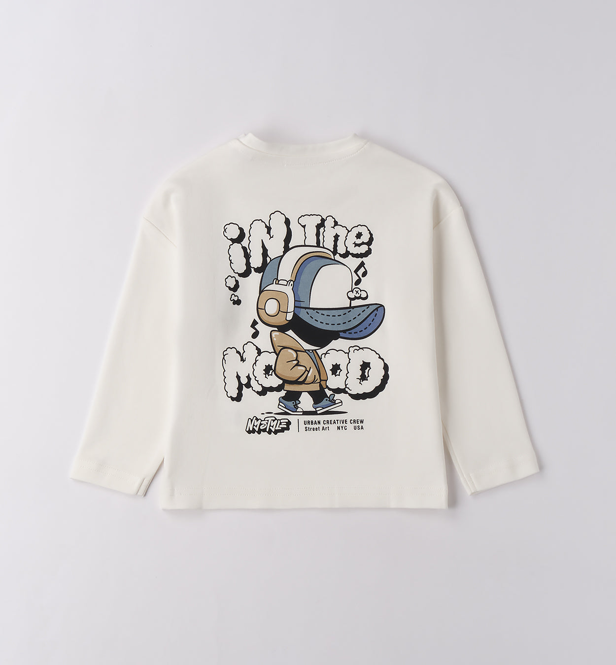 Completo casual chic bimbo con felpa azzurra e pantaloni beige