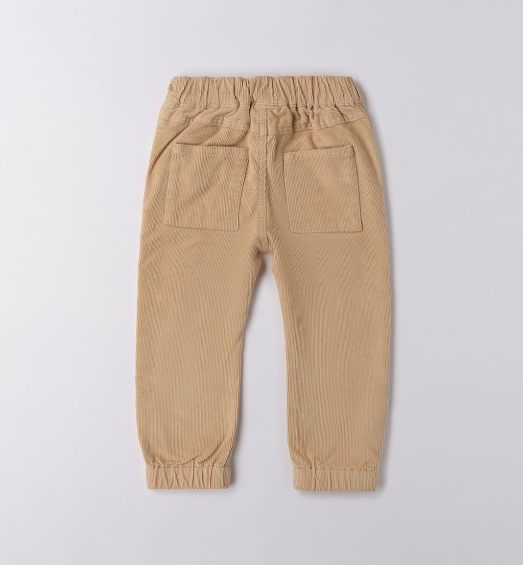 Completo casual chic bimbo con felpa azzurra e pantaloni beige