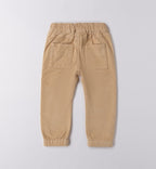 Completo casual chic bimbo con felpa azzurra e pantaloni beige