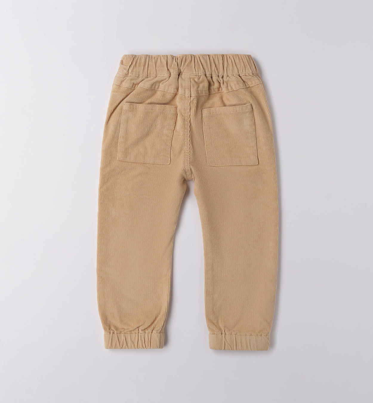 Completo casual chic bimbo con felpa azzurra e pantaloni beige