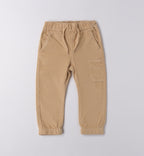 Completo casual chic bimbo con felpa azzurra e pantaloni beige
