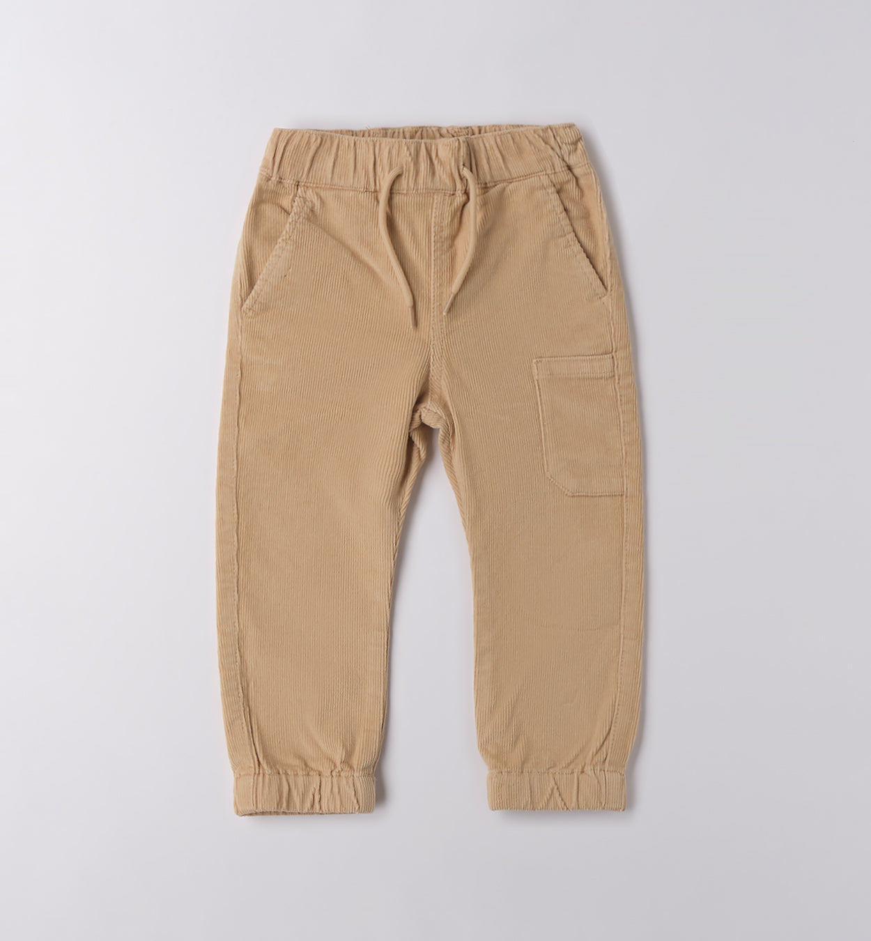 Completo casual chic bimbo con felpa azzurra e pantaloni beige