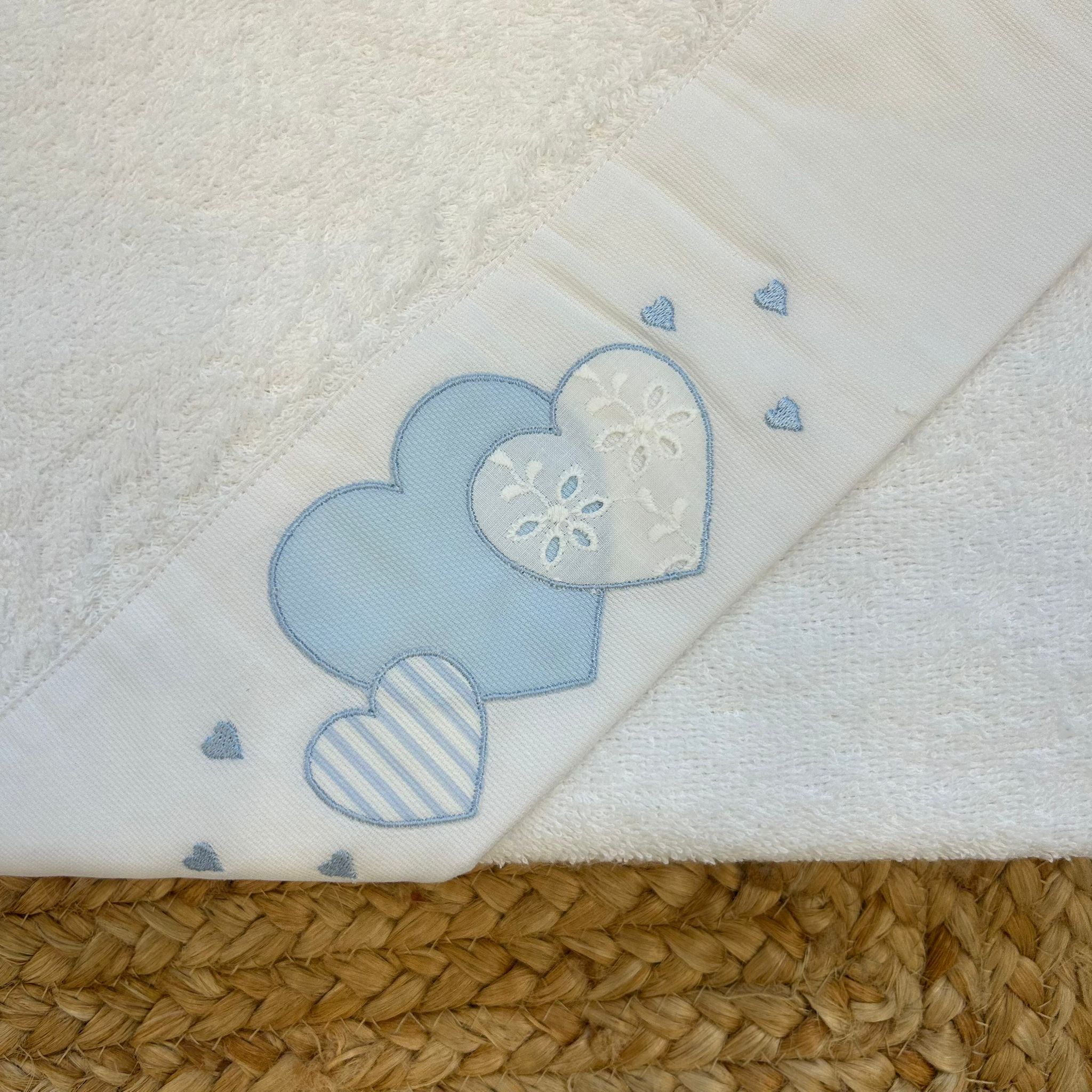 Accappatoio in spugna per neonato con ricami cuori azzurri e sangallo

