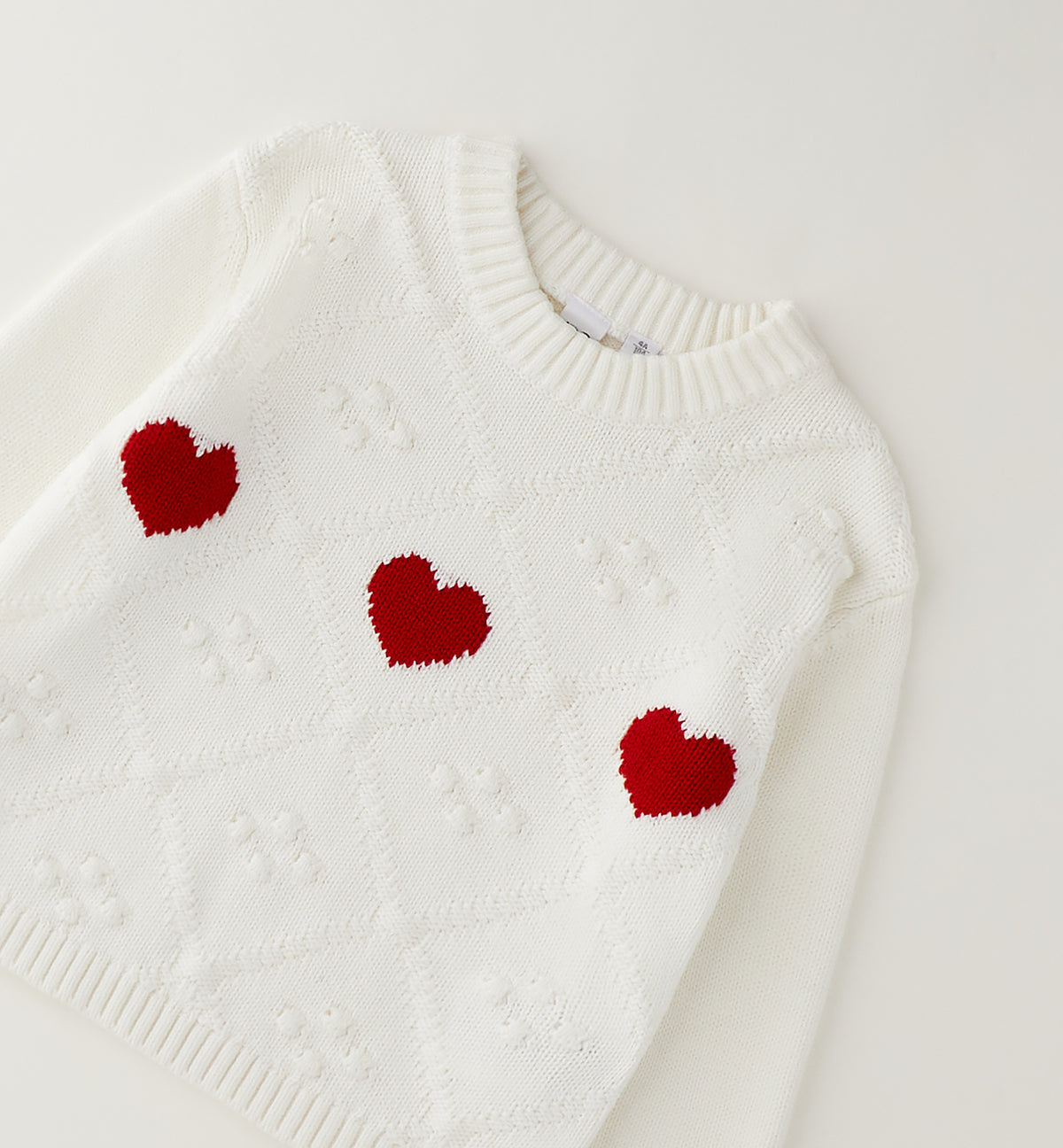 Maglioncino natalizio bimba panna con tre cuori rossi e lavorazione in maglia