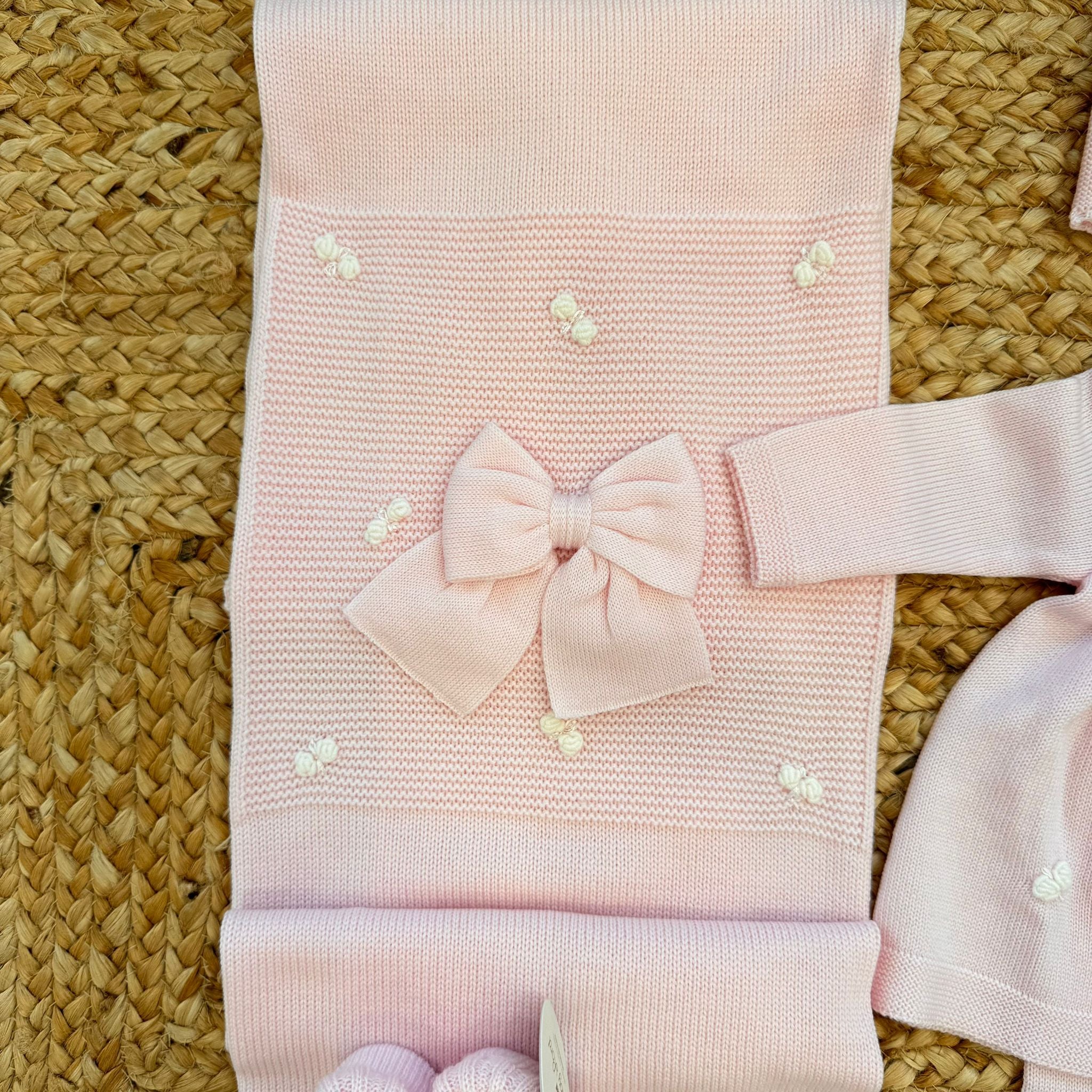 Uscita clinica neonata in pura lana rosa cipria con cuori ricamati