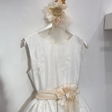 Abito in pizzo Mimilú per prima comunione con fermaglio