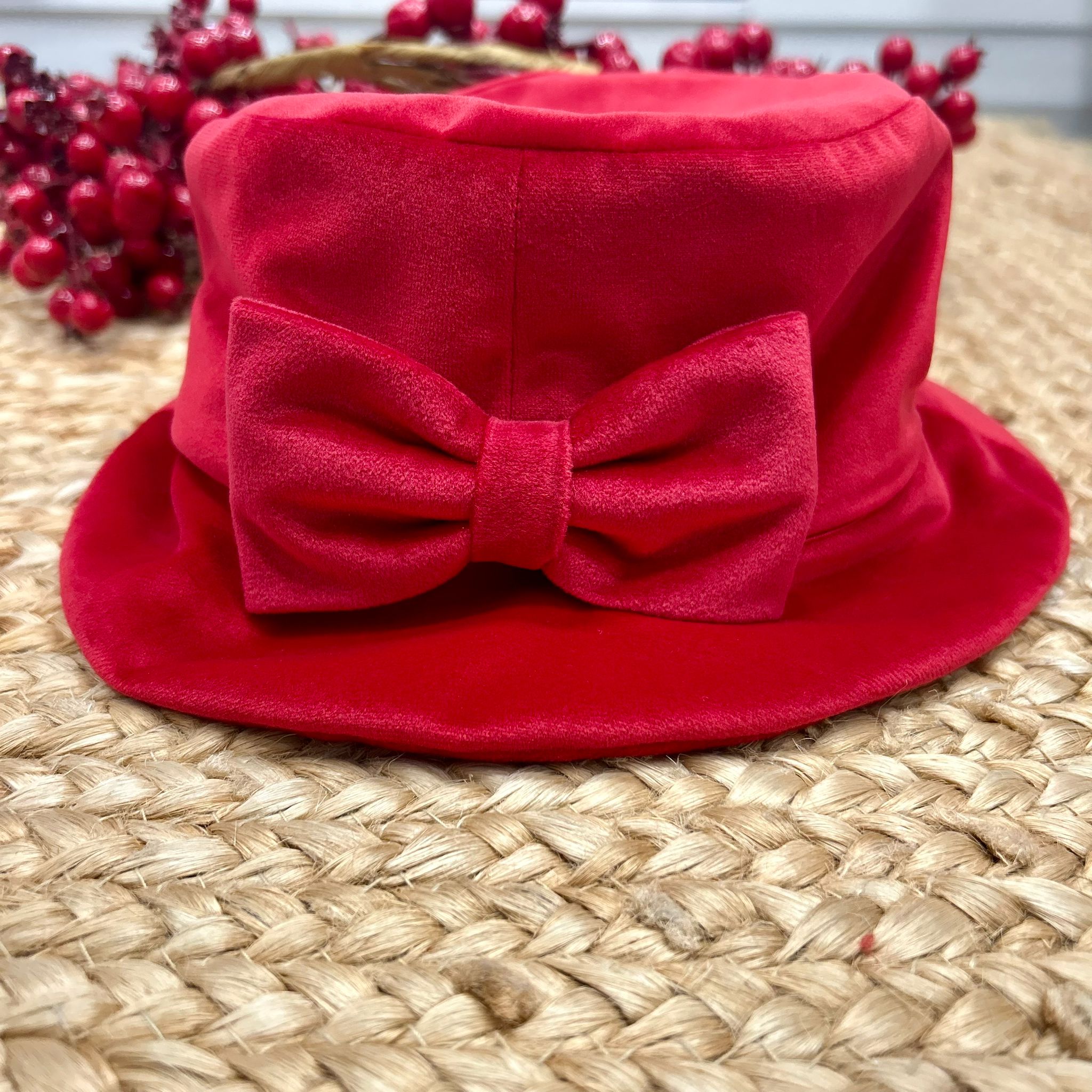 Cappellino velluto rosso con fiocco