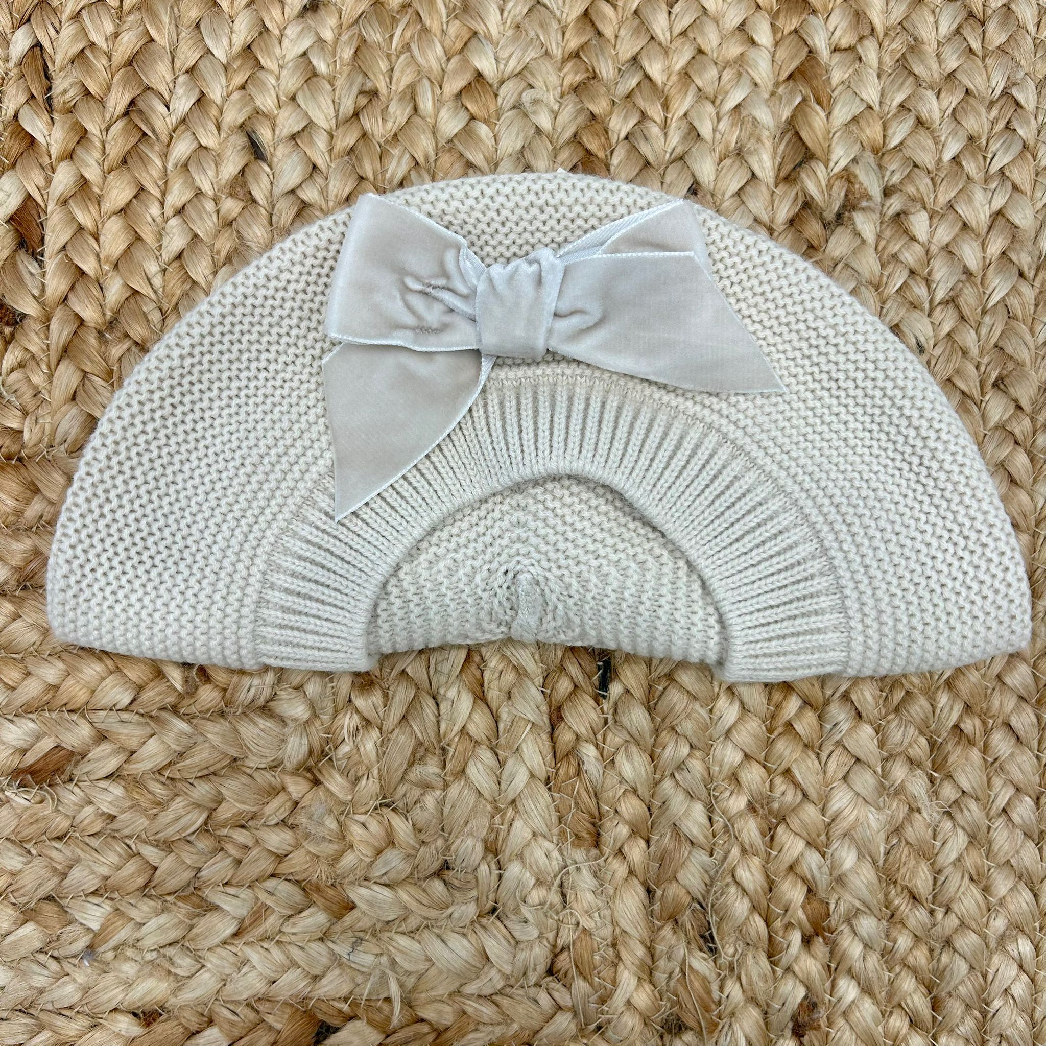 Basco beige neonata Condor con fiocco in velluto