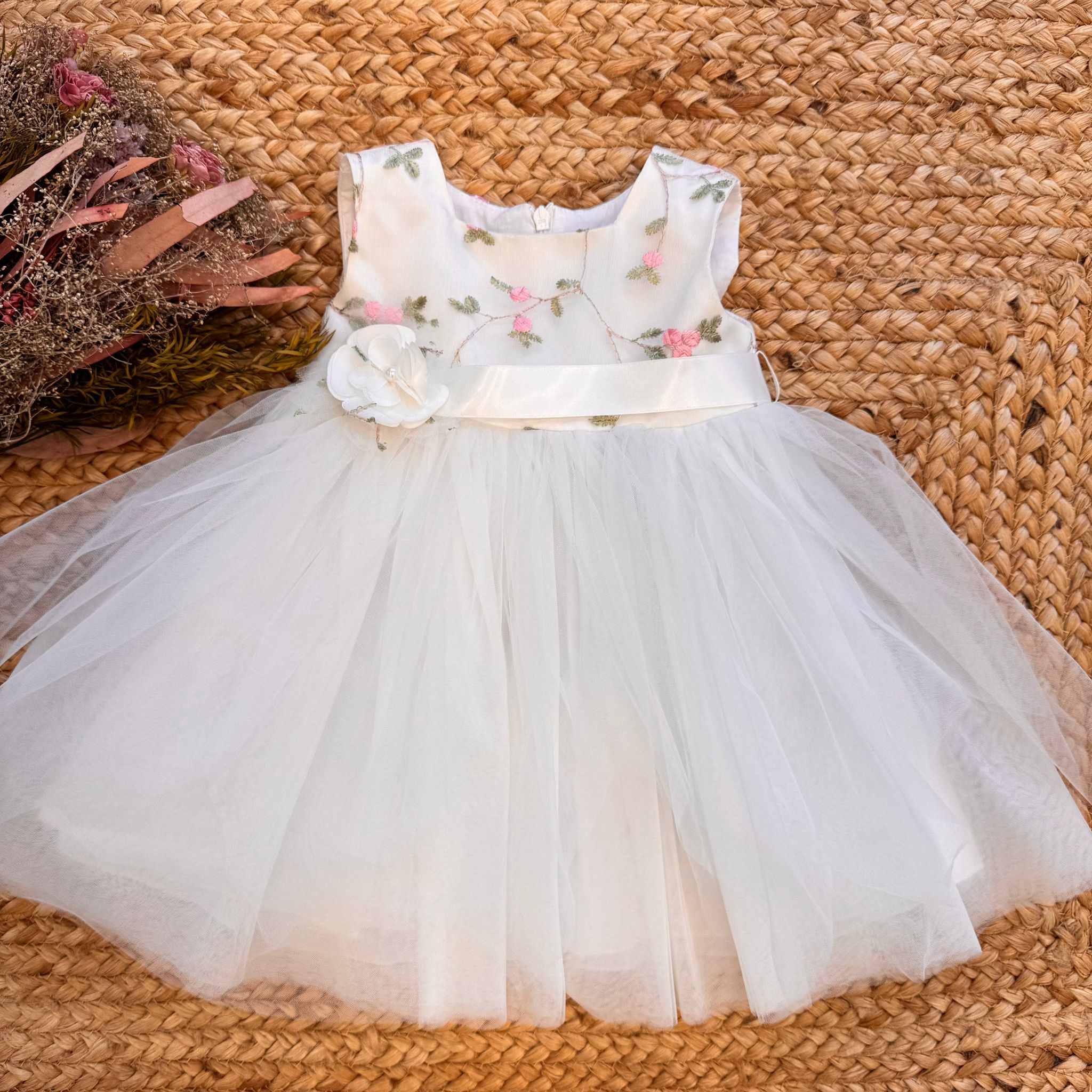 ABITO BATTESIMO CON FIORI RICAMATI E GONNA IN TULLE