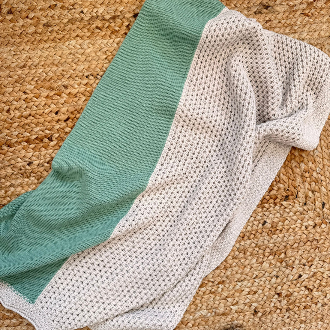 Copertina neonato in maglia verde salvia e beige, ideale per primo cambio ospedale e corredino inverno.
