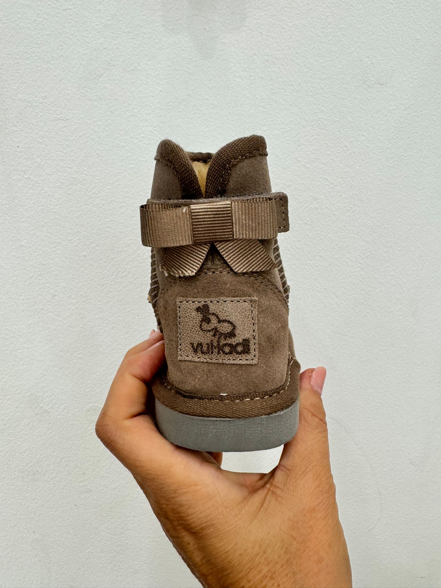 Stivaletti in camoscio beige con interno caldo