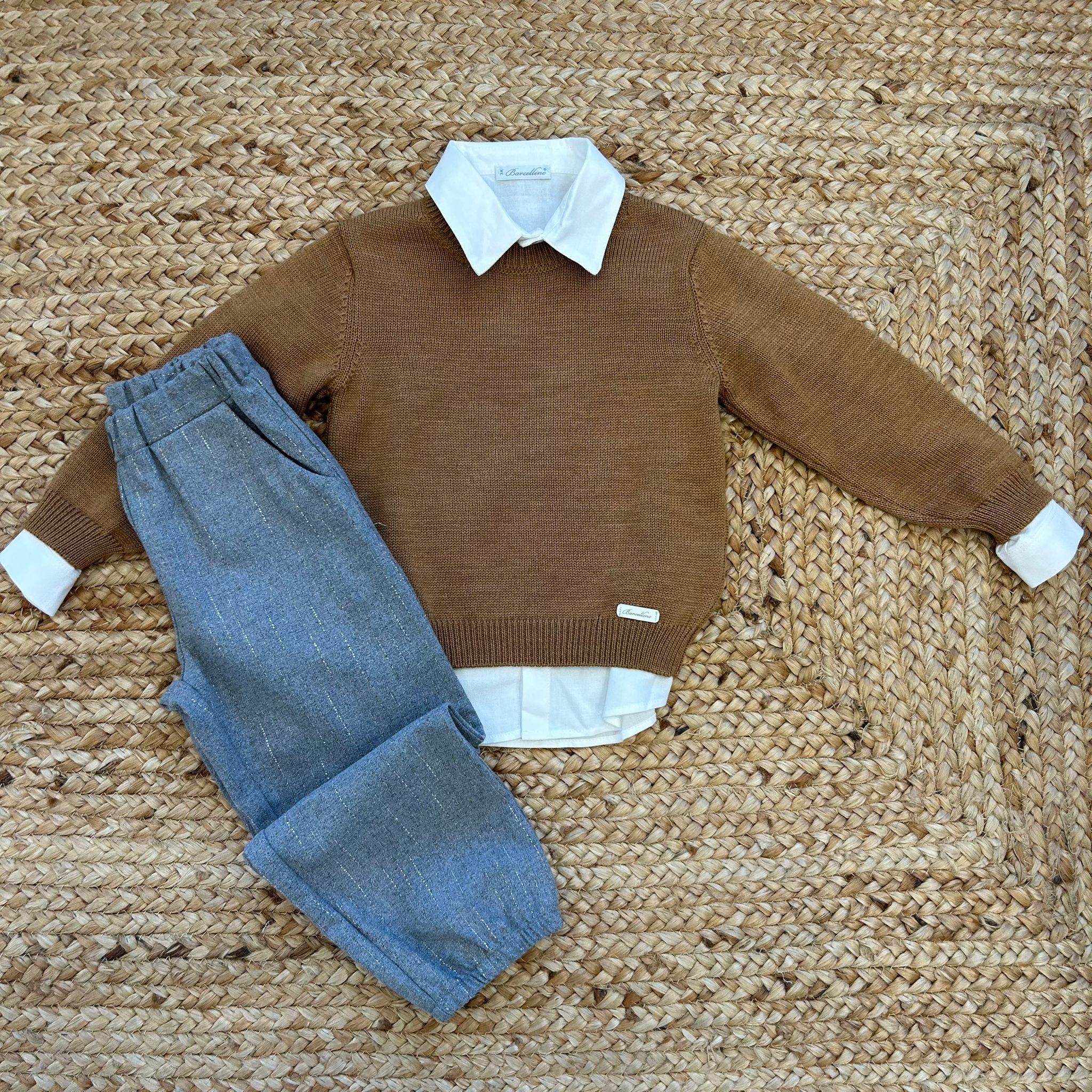 Completo bimbo cammello con camicia e pantalone grigio