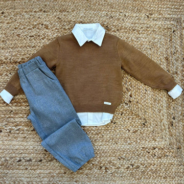 Completo bimbo cammello con camicia e pantalone grigio