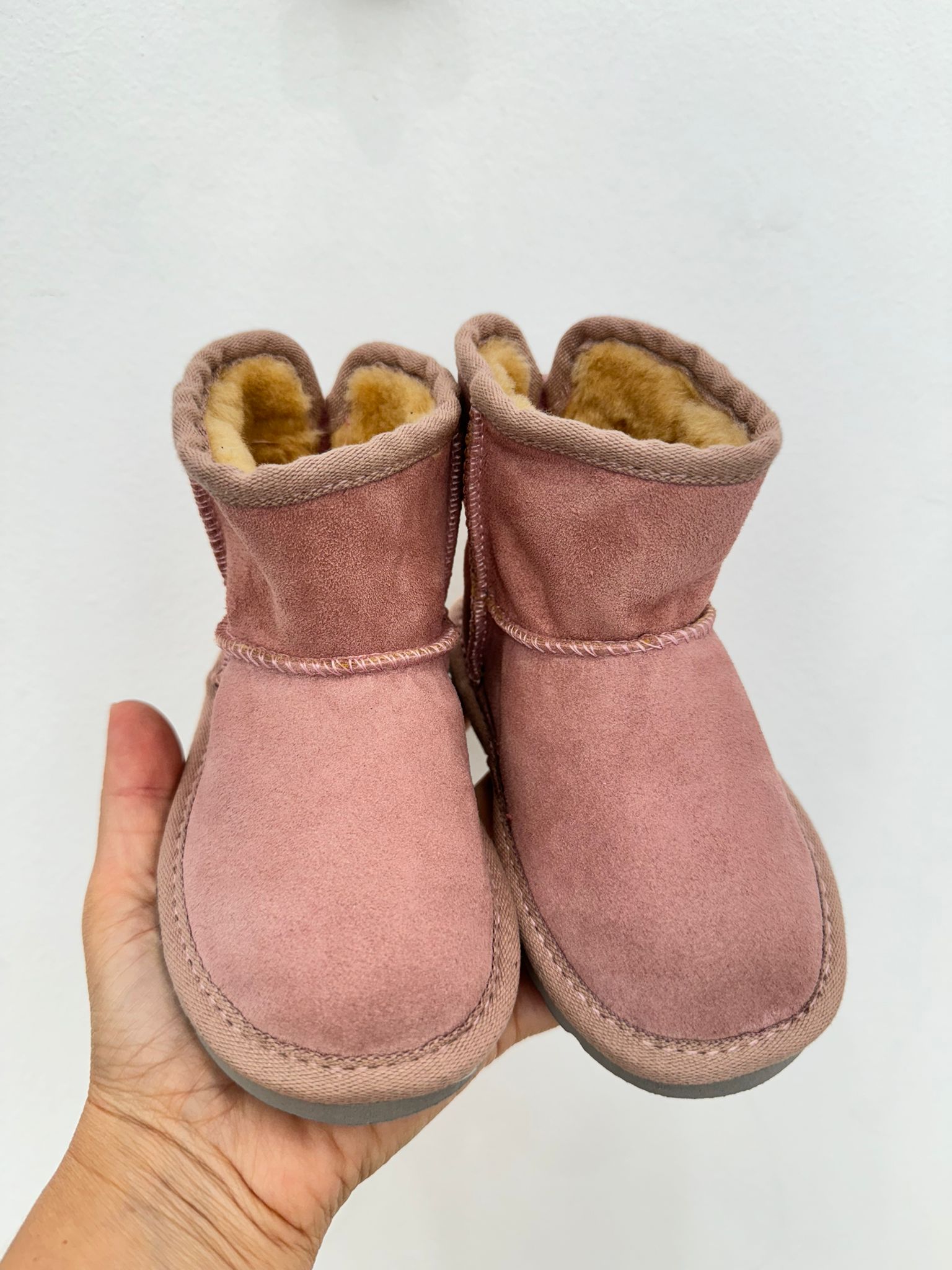Stivaletti in camoscio rosa cipria con interno caldo