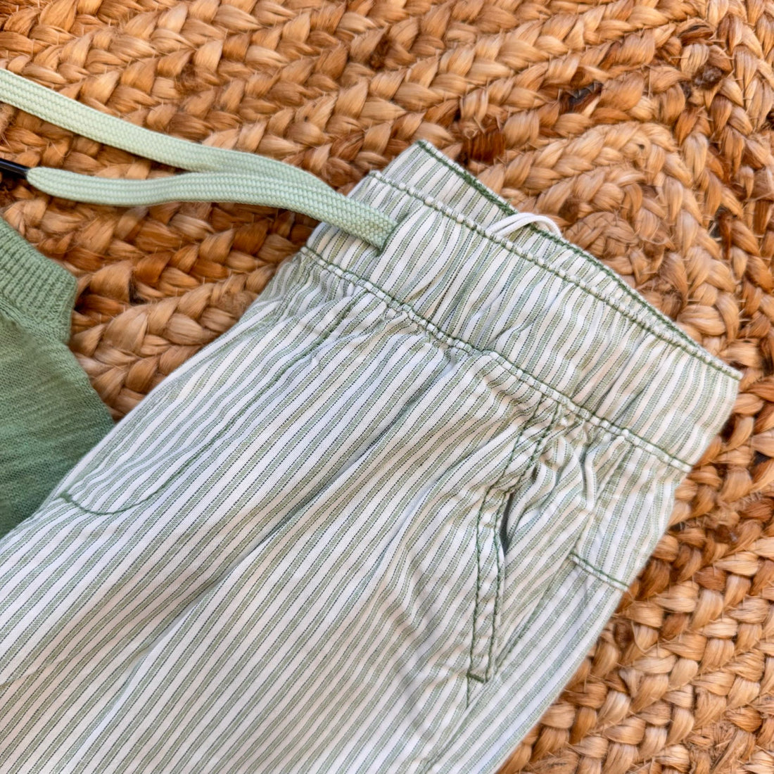 Completo bambino verde salvia con maglia smanicata e pantalone rigato